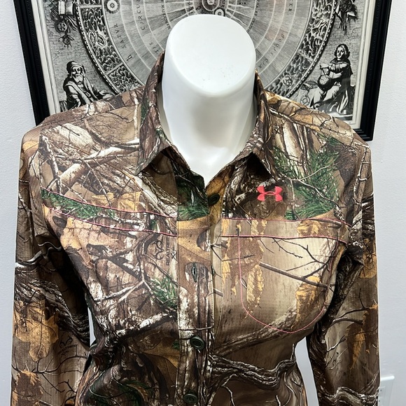 Under Armour Real Tree Camo Semi-Fitted Womens (M) Button Up Long Sleeve - Picture 2 of 9